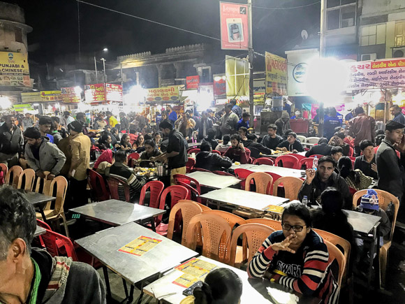 Manek Chowk Street Food Markt in Ahmedabad